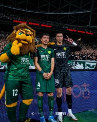 开云体育网址-要走了？博主：李磊赛后与国安队友一一合影，与侯森拥抱泪流不止
