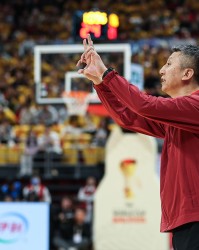 记者：老球迷总感叹“黄金一代”的辉煌 如今年轻男篮正续写传奇