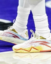 开云下载-感觉如何？欧文今天训练中上脚即将推出的第三代签名鞋The KAI 3