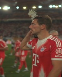 开云体育下载-格雷茨卡延续夺冠传统 德超杯庆典再现肩扛鹦鹉名场面