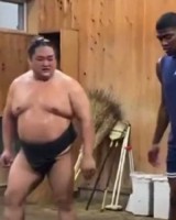 八村塁与相扑士一起训练 网友：你又不是勇士的 没人在更衣室揍你