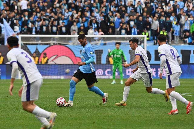 1744466683586097971.jpg (体育)(1)足球——中超:大连英博海发平天津津门虎XxjpseC007213_20250412_PEPFN0A001.jpg